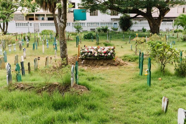 Comment créer une plaque funéraire personnalisée pour rendre un hommage unique ?