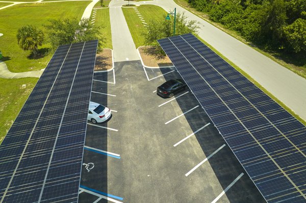 Carport solaire: place à l'électricité gratuite pendant 20 ans